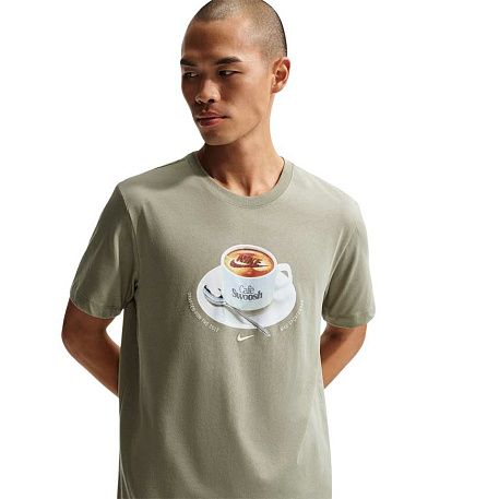 Футболка Nike Cafe Swoosh Mug Tee