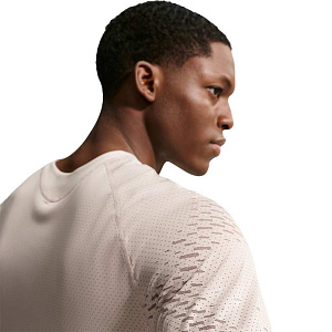 Футболка Nike Stride Plus Dri-FIT ADV Short-Sleeve Running Top